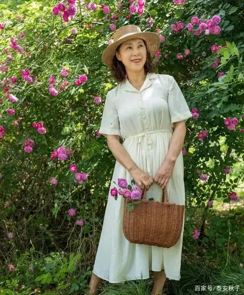 被中年"大姐"惊艳到!真正优雅的女人:50岁 依旧很美,很高级