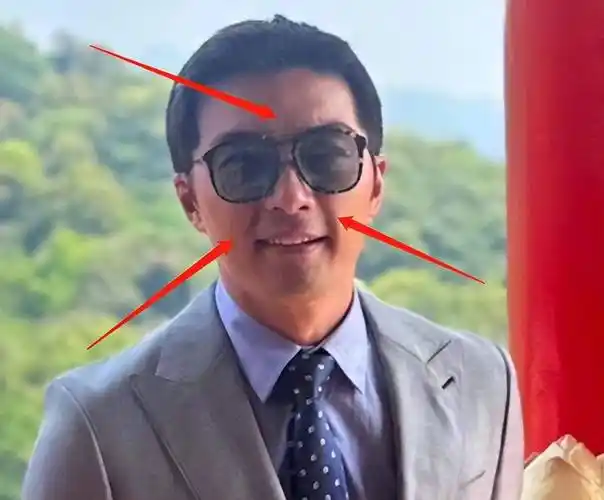 贺军翔近照认不出,短发沧桑显老,皮肤松弛似中年老干部_网友_西装