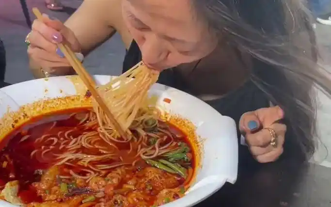 贵阳美女挑战爆辣螺蛳粉!吃辣太猛啦!