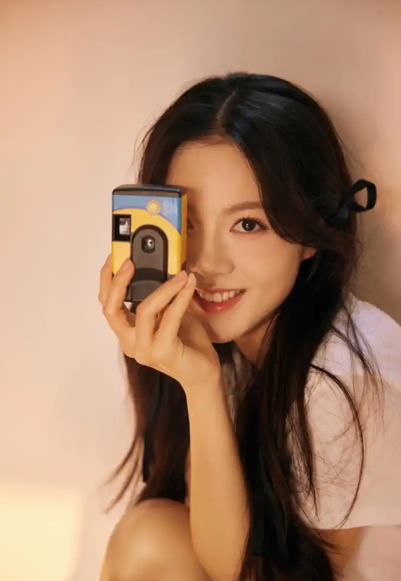 赵今麦长发及腰,在玩相机自拍,超温柔.#乐享周末分享吧