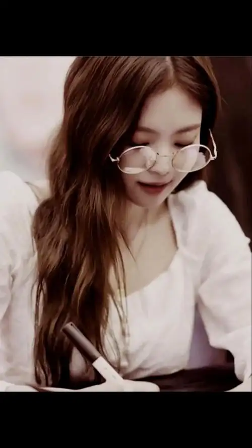 过好冬天#jennie超仙稀有壁纸第一张戴眼镜的妮总实在是太可了