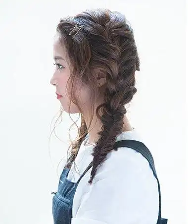 首页 玩发型 蜈蚣辫 怎样编两边的蜈蚣辫 蜈蚣辫怎么收尾好看 将发丝