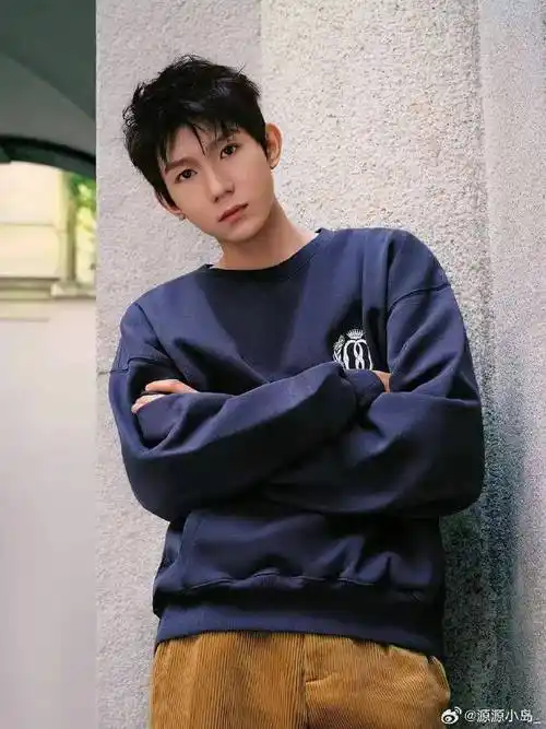 王源白衬衫素颜照