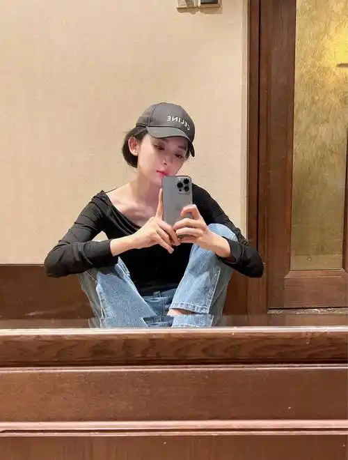 近日,古力娜扎在微博上晒出了自己在拍摄现场的照片和天空的美照,娜扎