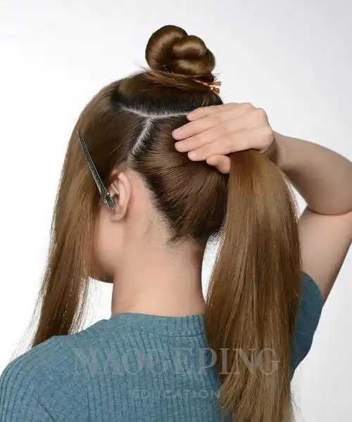 step2:在步骤一分出头发下方的左侧取出一绺发束用鲨鱼夹夹住备用.