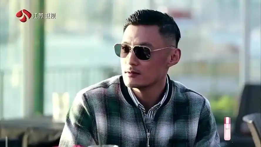 我们相爱吧周冬雨去余文乐别墅借住余文乐将房间让给周冬雨