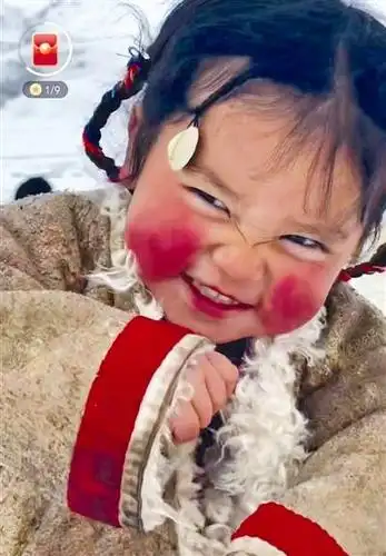 纯真的笑脸,雪花绽放在高原红的脸蛋上……近日,一个名为小卓玛的4岁