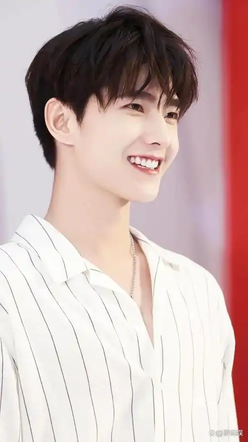 杨洋的颜值是公认的帅,而且不娘.长相给人正直阳光硬朗的感觉.