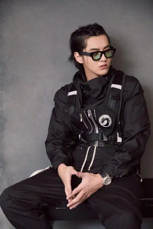 《图片大全图集》高清广州男明星吴亦凡俏皮个性工装写真图片图片大全