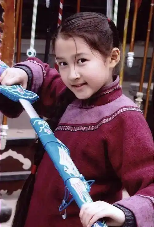 有种"时尚"叫关晓彤,当看到她的泳衣照,吃瓜:这谁不稀罕呢!