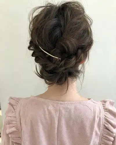 迷人的韩式编发发型保证会让男神愿意一直看着你