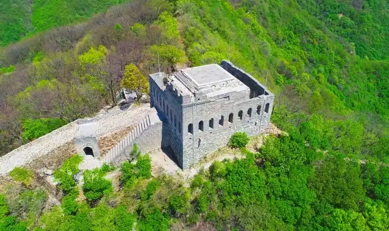 九眼楼自然风景区位于四海镇东南9公里的火焰山主峰之上,为万里长城之