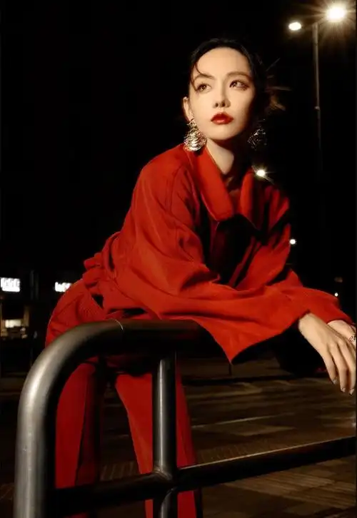 张嘉倪生图引热议,穿红呢子套装明艳动人,网友:梦回紫菱