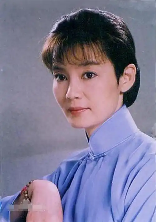 出道41年的潘虹令人敬畏年轻时候的她美貌如花也是一代佳人