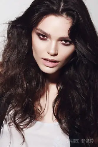 长头发的漂亮黑发女孩