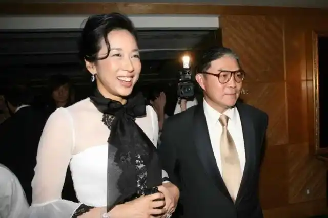 一些媒体在其社交平台上发布了一张关于朱玲玲和她的富豪丈夫罗康瑞