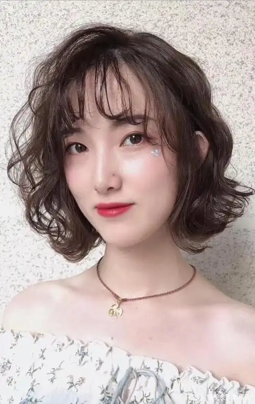 最洋气烫发20款,蓬松时尚显发量,适合头发细软少的女性