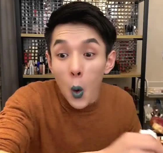 "口红一哥"李佳琦罕见走红毯,看到他的脚时,粉丝:很有风格