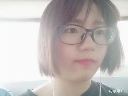 其实也还好啦,我高度近视,戴上眼镜其实也不太明显.