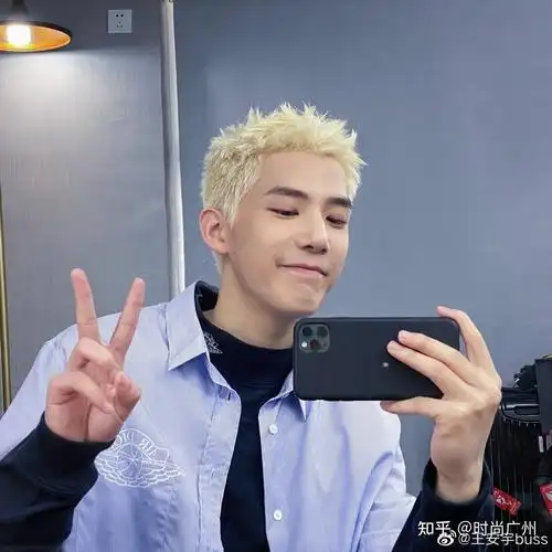 白发寸头和温柔可爱反差的假·校霸 | 王安宇