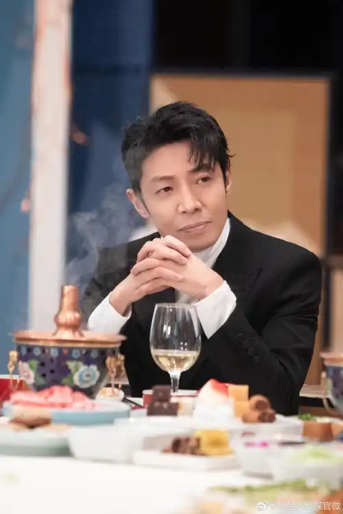 明星大侦探#【《#收官大会#》高清剧照】之撒贝宁:换新发型的目的