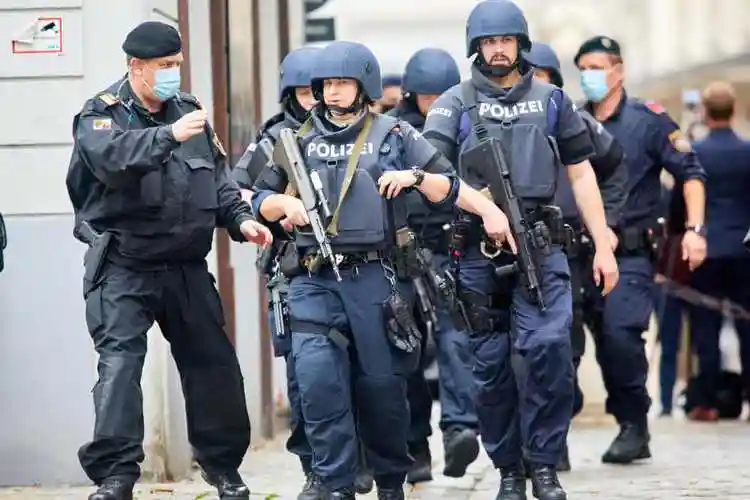 11月3日,警察在奥地利维也纳街头警戒.新华社发(乔治斯·施耐德 ) )