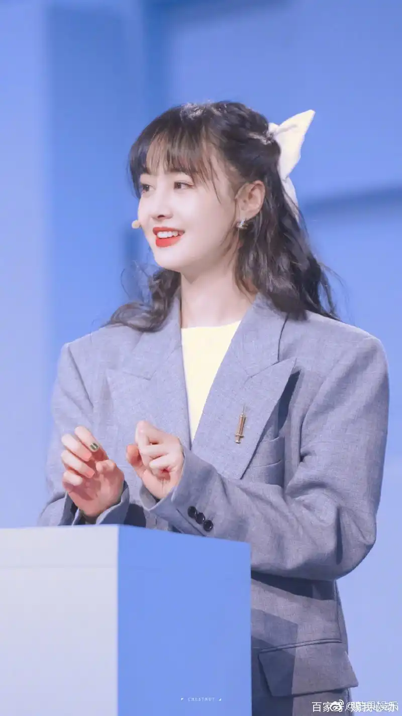 郑爽最新综艺路透照曝光,最近状态又美又仙