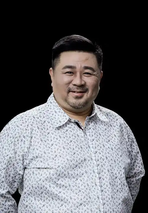 演员梁冠华:我这辈子最正确的决定,就是娶了倒追我的导演妻子_腾讯