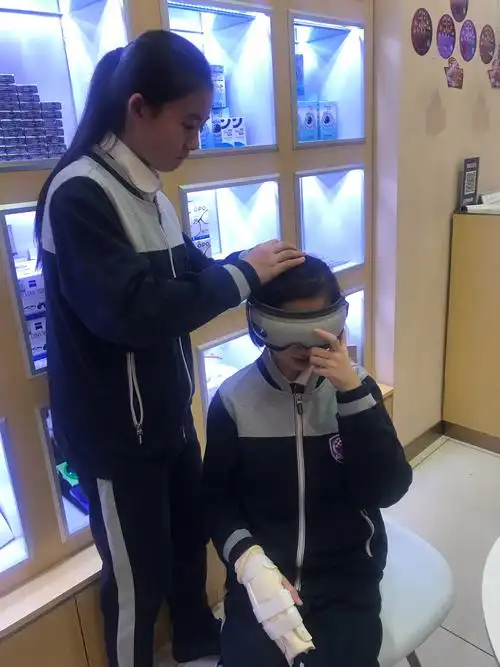 吉大力旺实验中学七年四班第五组社会实践活动-走进眼镜世界