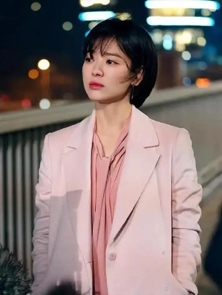 宋慧乔带火了一种发型,叫"挂耳卷发",减龄显脸小,美得很高级