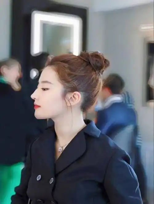 原创初夏变美看发型刘亦菲丸子头麻花辫时尚甜美还减龄