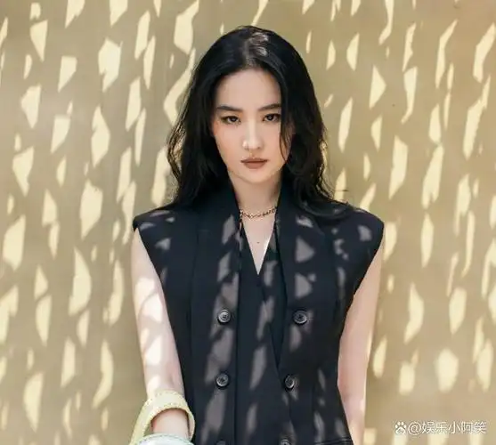 麒麟臂,水桶腰,大象腿,"神颜"刘亦菲要走下神坛了吗?