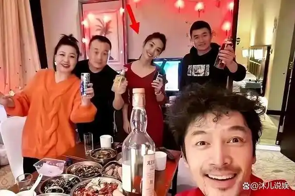 胡歌,一个家喻户晓的男明星,因其帅气外表和精湛演技,被誉为"顶流男神