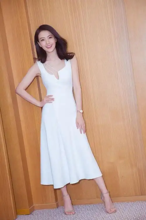 高圆圆身材很好,披肩发,高雅非常,独特的气质加上极高的颜值,搭配一字