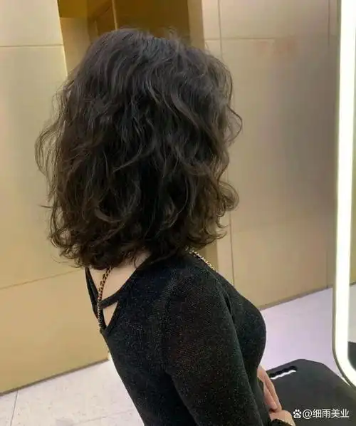 简单耐看的全头烫短发