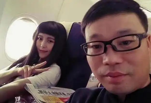 但令人寒心的是,第一任妻子魏臻去世的时候,王迅似乎完全忘记了曾经