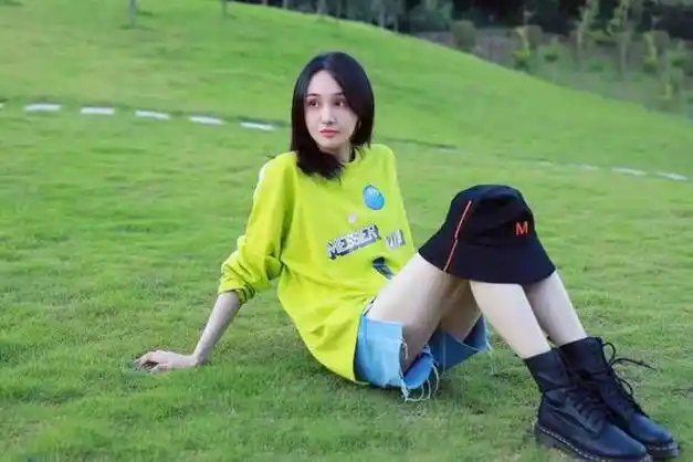 郑爽2024年近照曝光,染一头黄发变精神小妹,满身大牌生活奢靡