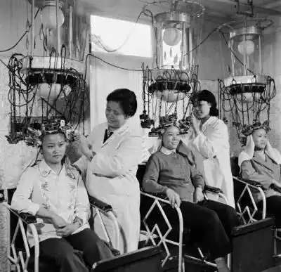 80年代烫头发风靡全国烫发设备各式各样真雷人