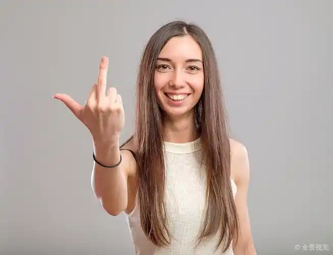 女人_制作_下流_手势_笑_美女_展示_中指_隔绝_灰色背景_高清图片