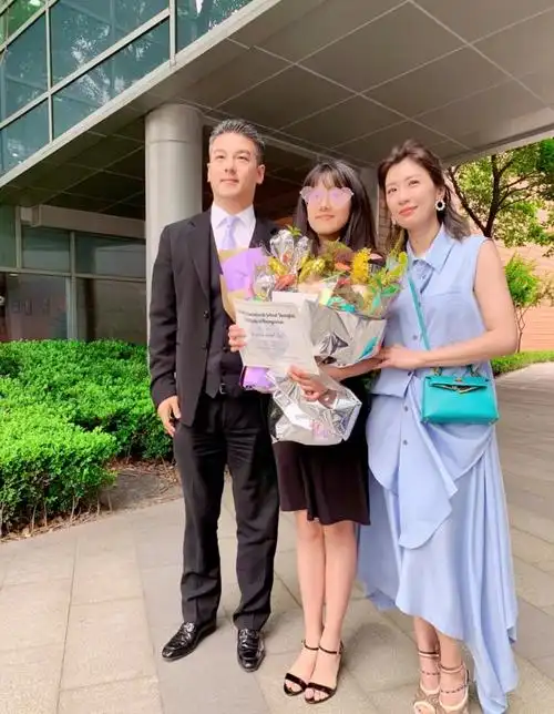 贾静雯携长女野餐16岁angel颜值上升元气满满母女同框似闺蜜