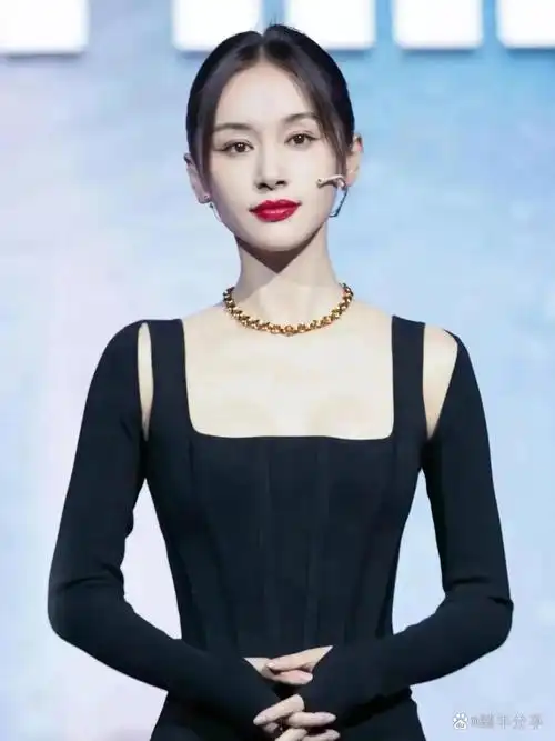 王子文身着一袭金色长裙惊艳亮相,华丽的裙摆与高达20厘米的高跟鞋,本