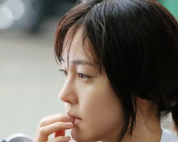 p>成宥利(sung yu ri),1981年3月3日出生于德国巴登,韩国女演员,歌手