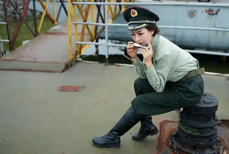 文艺女兵笑一笑