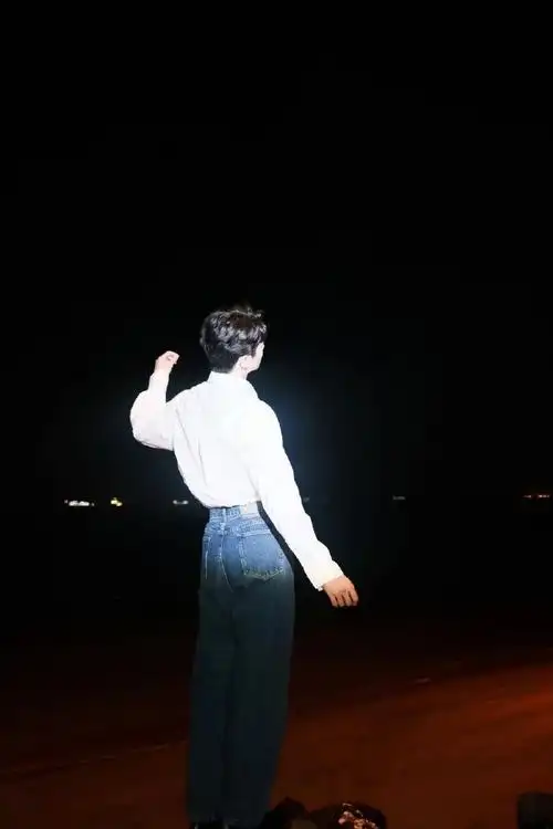 许凯白衬衫背影##许凯海边背影