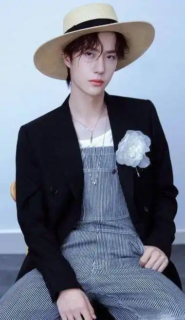 王一博发文回归街舞4,水洗牛仔外套加梦幻风挑染长发潮酷满分_时尚