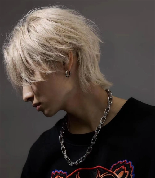 这样的狼尾发型谁能不爱,想留长发的男生,一定不能错过这款日系狼尾