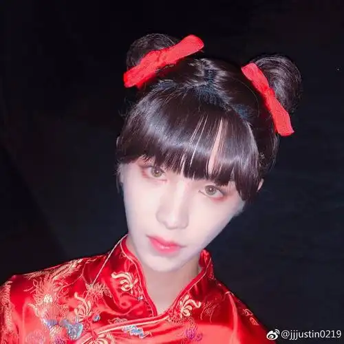 黄明昊女扮男装,身穿火红旗袍,头顶哪吒头!