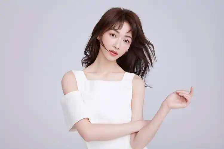 吴谨言生日大片曝光 白色露肩长裙清新优雅