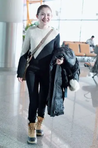 热依扎穿拼色毛衣配黑色长裤现身 对镜头露出爽朗笑容显俏皮可爱