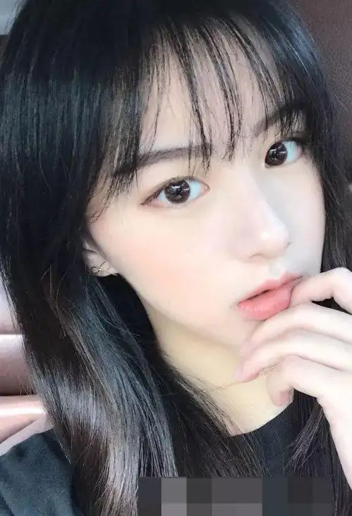 00后女生迷人长直发造型小脸女生必备的刘海打造